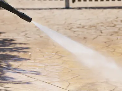 Purificando el hormigón impreso con agua de alta presión